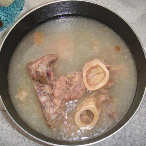 猪肋排炖汤（牛排骨炖汤）